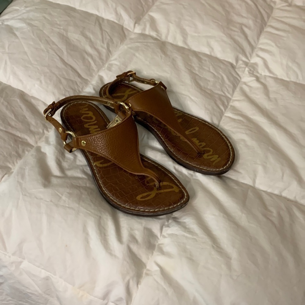Sam Edelman EUC leather thongs with gold hardware size 6